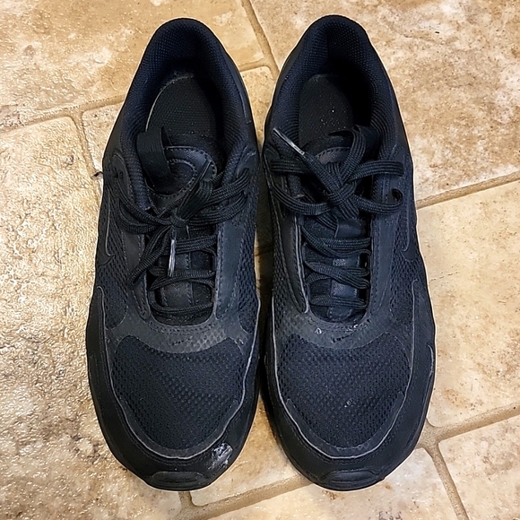 NikeAir Triple Black Size US 8.5 - Picture 1 of 6